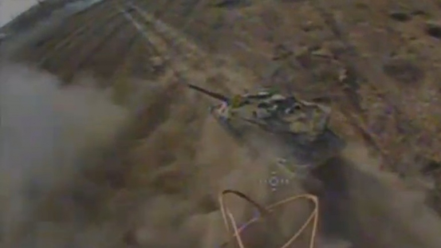 Xe tăng Leopard bốc cháy sau khi bị UAV Nga tấn công trực diện